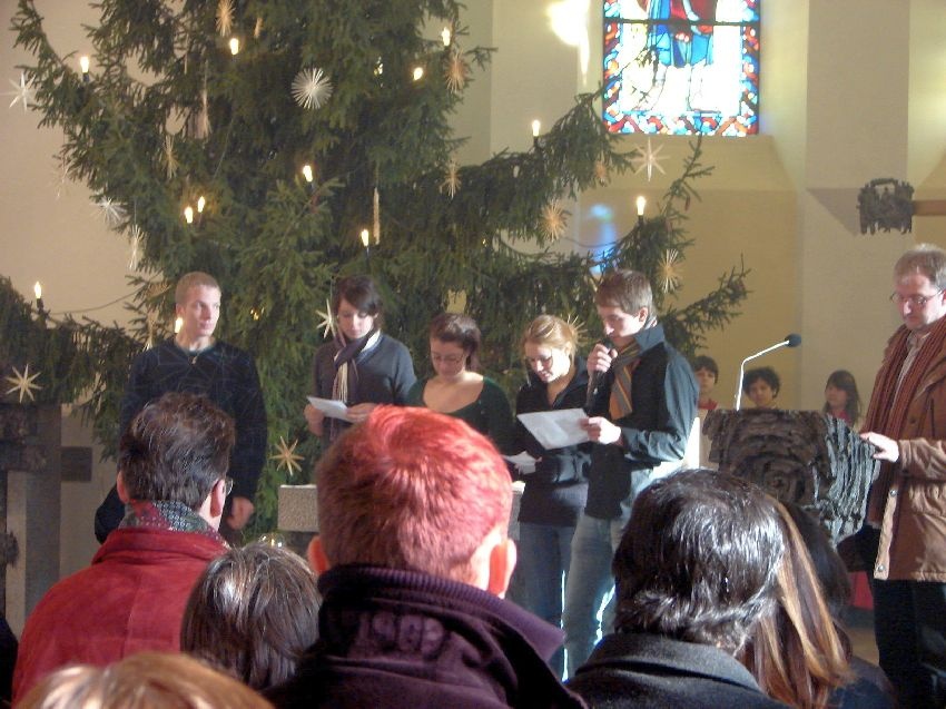 http://alte.seelsorgeeinheit-unterm-bernhardus.de/media/Bettringen/KJG/KjG gestalten den Gottesdienst am 2. Weihnachtsfeiertag mit/2 Weihnachtstag 08012.jpg